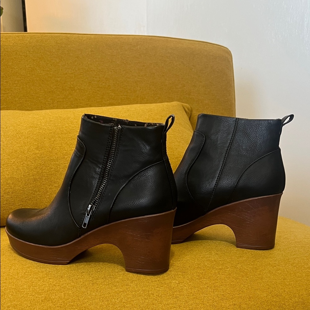 boc Black faux Leather Ankle Booties with Brown Heel